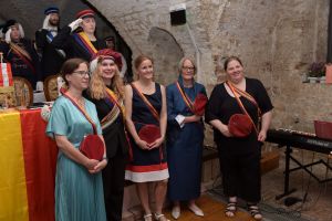 10. unsere senior alice verlieh unseren gruenderinnen das semester jubelband