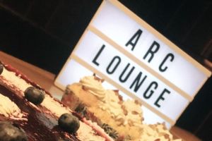 bei der arc lounge verbringen wir gemuetliche stunden gemeinsam auf der bude   essen  quatschen  verkosten wein  spielen  vorbereitung auf eine bacherlorpruefung uvm.